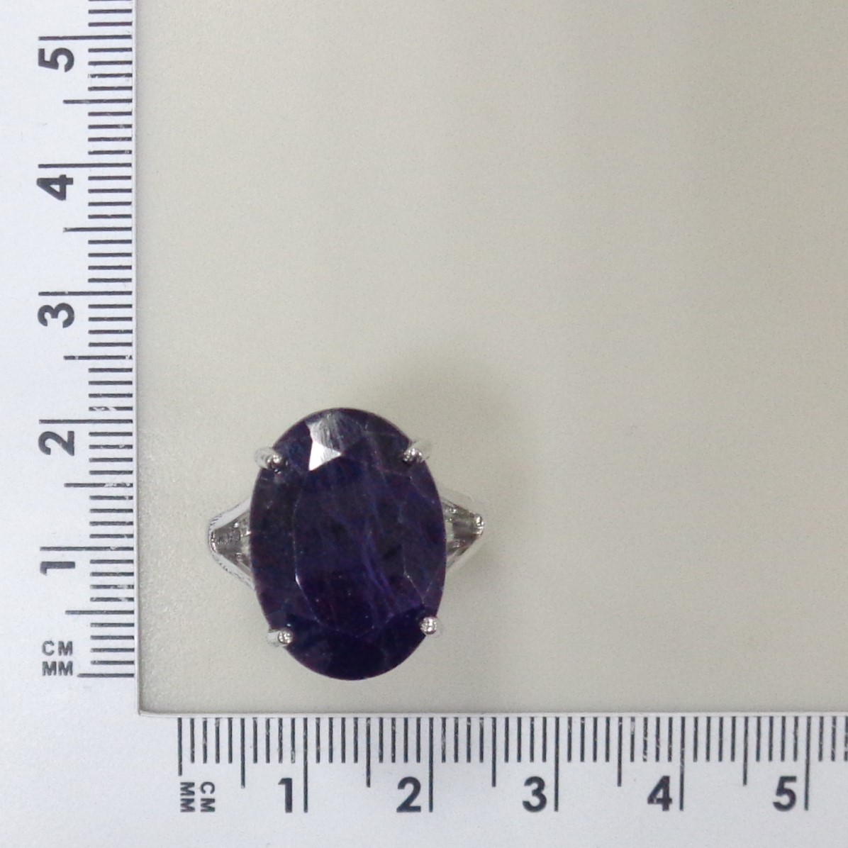 Серебряное кольцо с корундом